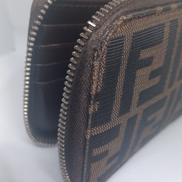 Authentic FENDI Vintage Zucca Pattern Short Wallet with Crossbody strap - Picture 4 of 15